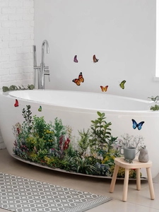 Detail von grünen Blättern und Schmetterlings-Wandstickern an einer weißen Badewanne