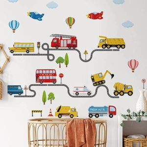 Adesivi murali colorati con veicoli animati come autobus e camion per camere bimbi