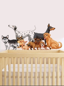 Dettaglio decorazione murale con vari adesivi di cani sopra una culla in legno chiaro