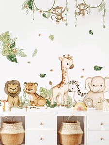 Detail von Aquarell-Waldtier-Wandtattoos an weißer Wand über den Kinderzimmerschränken