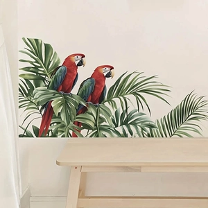 Adesivo murale tropicale con ara rossi e foglie di palma per la decorazione della parete di casa