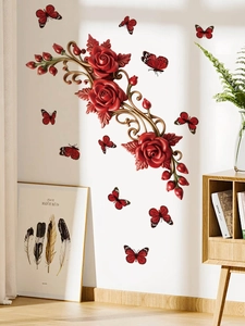 Detail von roten Rosen-Wandaufklebern mit goldenen Ranken und 3D-Schmetterlingsstickern