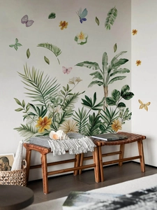 Détail de stickers muraux plantes tropicales et fleurs aquarelles dans un décor de salon