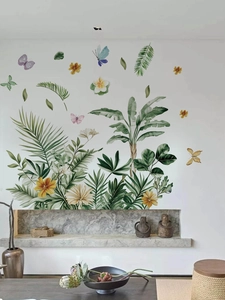 Détail de stickers muraux plantes tropicales avec feuilles de palmier et papillons