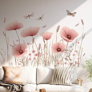 Stickers muraux fleurs de pavot roses et libellules au-dessus d'un canapé en tissu moderne