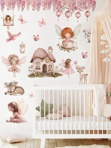 Détail des stickers muraux maison champignon fée rose dans une chambre de fille