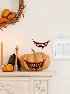 Detail von Halloween-Wandstickern mit blutigem Mund auf Kürbis und Heimdekoration