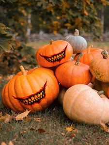 Halloween Aufkleber mit blutigem Mund auf Kürbis in herbstlicher Außenumgebung