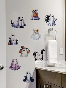 Adesivi murali con cani e gatti fantasma applicati sulla parete del bagno per Halloween