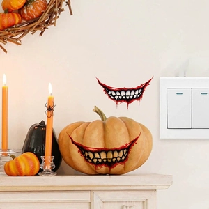 Halloween Aufkleber mit blutigem Mund und bösem Lächeln für gruselige Dekoration