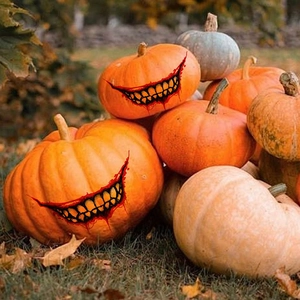 Gruselige blutverschmierte Mundaufkleber für Halloween-Kürbisse auf einer herbstlichen Wiese