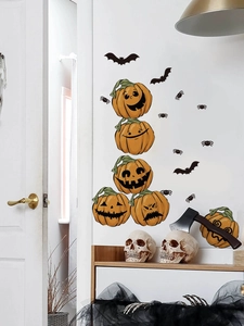 Détail de stickers muraux citrouilles d'Halloween avec chauves-souris sur un mur blanc