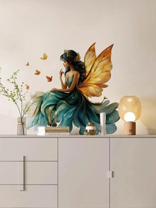 Sticker mural détaillé représentant une fée papillon sur un mur avec une lampe allumée