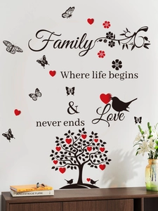 Détail d'un sticker mural Arbre de Vie avec lettres et cœurs rouges sur mur blanc