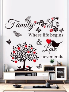 Détail du sticker mural arbre familial avec cœurs rouges et citation sur le mur du salon