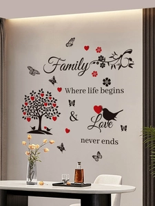 Détail d'un stickers mural arbre avec feuilles en cœur rouge et texte Family décoratif
