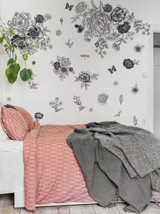 Vue détaillée des autocollants muraux floraux croquis avec papillons dans une chambre