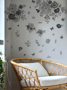 Détail de sticker mural croquis avec papillons et fleurs dans un décor de salon