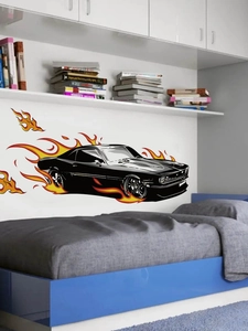 Détail d'un sticker mural de voiture de course noire avec flammes dans une chambre