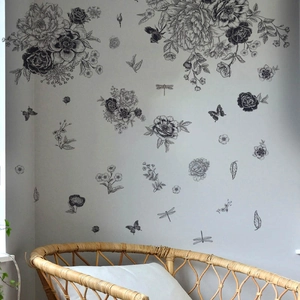 Stickers muraux croquis fleurs et papillons pour décor de salon avec fauteuil