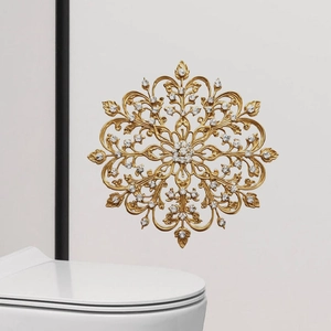 Decorazione da parete dorata classica traforata con motivi floreali a neve e cristalli