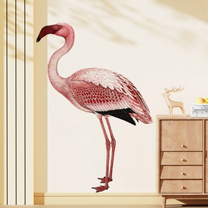 Adesivo murale fenicottero rosa decorativo su parete beige con mobile moderno