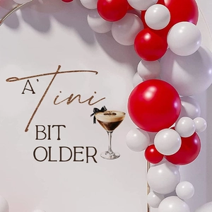 Arche de fête Martini avec ballons rouges et blancs et toile de fond A Tini Bit Older