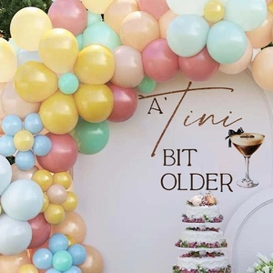 Arche de fête Martini A Tini Bit Older avec guirlande de ballons macaron aux tons pastel
