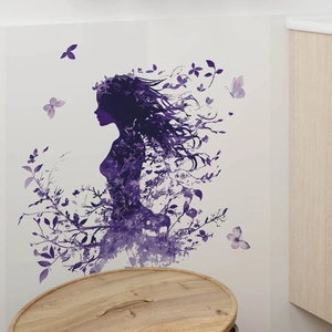 Sticker mural fée violette élégante avec papillons et motifs floraux pour la maison