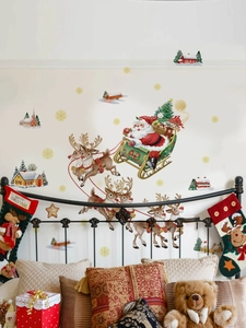Stickers muraux Noël avec Père Noël, rennes et maisons enneigées décor de chambre