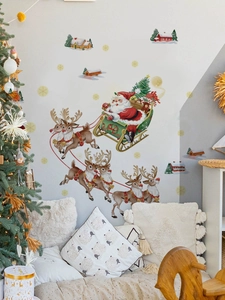 Détail de stickers muraux de Noël avec Père Noël, traîneau et rennes dans un salon
