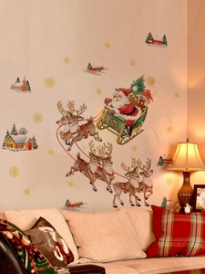 Stickers de Noël avec traîneau du Père Noël au-dessus du canapé d'un salon confortable