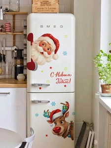 Autocollants de Noël Père Noël et renne sur un réfrigérateur blanc dans une cuisine décorée