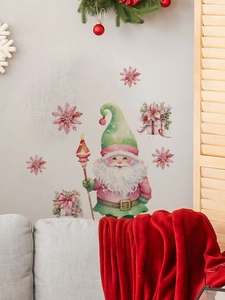Detail van Kerstman en sneeuwvlok muurstickers in een gezellige feestelijke woonkamer