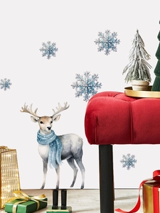 Détail de l'autocollant de Noël avec renne bleu et flocons de neige sur mur blanc