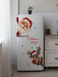 Détail de stickers Père Noël et renne en PVC sur un réfrigérateur rétro blanc