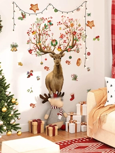 Detailansicht des Weihnachts-Rentier-Wandstickers mit Tannenzweigen, Beeren und Glocken