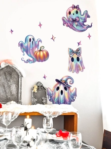 Détail de stickers muraux fantômes laser irisés avec accessoires et bougies d'Halloween