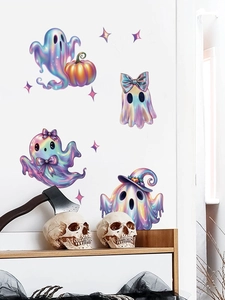 Détail des stickers muraux fantômes holographiques sur mur blanc pour décoration d'Halloween