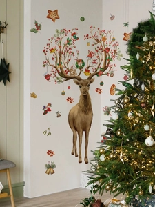 Detail eines Weihnachts-Wandaufklebers mit Rentier und festlichem Schmuck am Geweih