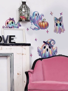 Détail de stickers muraux fantômes irisés au-dessus d'un canapé rose élégant