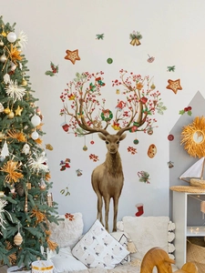Detailansicht der PVC Weihnachts Rentier Wandaufkleber mit festlicher Dekoration