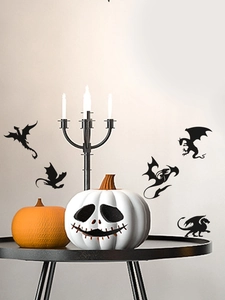 Detailansicht der schwarzen Halloween-Drachen-Silhouetten und Totenkopfaufkleber an der Wand