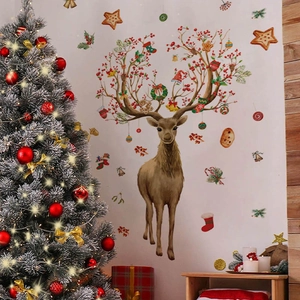 Weihnachts-Wandtattoo Rentier mit Beeren und Ornamenten an festlicher weißer Innenwand