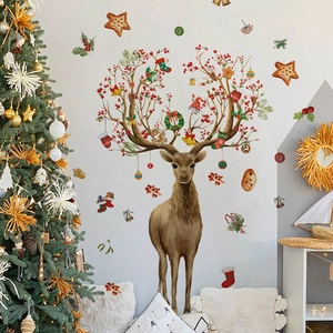 Weihnachts-Rentier-Wandtattoo mit bunten Ornamenten für festliche Heimdekoration