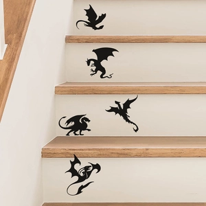 Schwarze Dinosaurier-Wandtattoos aus PVC in verschiedenen Silhouetten auf weißer Treppe