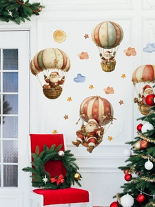 Détail de stickers muraux Père Noël en montgolfière rétro dans un salon au décor festif