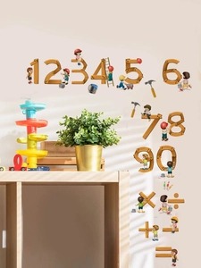 Dettaglio adesivi murali con numeri in legno e simboli matematici per apprendimento infantile