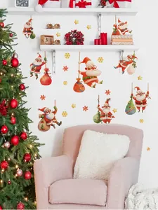 Détail de stickers muraux Père Noël miniatures avec flocons dorés sur un mur de salon