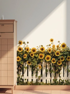 Détail des stickers muraux tournesols et clôture blanche sur une plinthe de salon